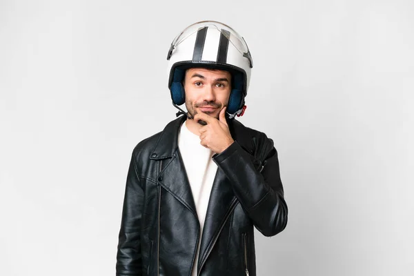 Молодой Кавказский Мужчина Мотоциклетном Шлеме Изолированном Белом Фоне Думает — стоковое фото