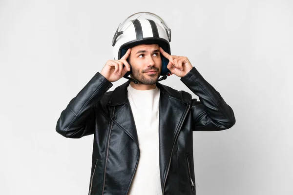 Молодой Кавказский Мужчина Мотоциклетном Шлеме Изолированном Белом Фоне Сомневается Думает — стоковое фото