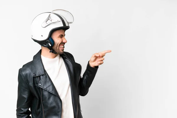 Молодой Кавказский Мужчина Мотоциклетном Шлеме Изолированном Белом Фоне Указывая Пальцем — стоковое фото