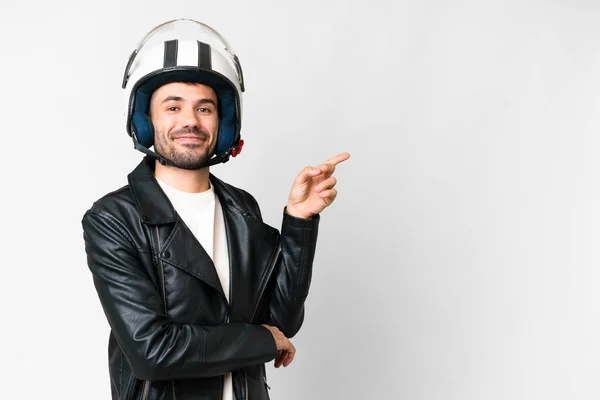 Молодой Кавказский Мужчина Мотоциклетном Шлеме Изолированном Белом Фоне Указывает Пальцем — стоковое фото