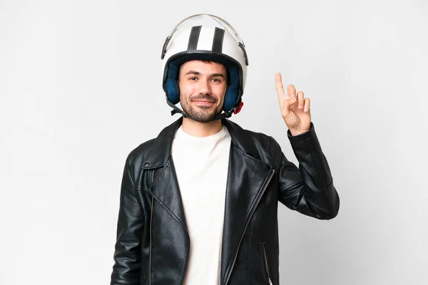 Молодой Кавказский Мужчина Мотоциклетном Шлеме Изолированном Белом Фоне Указывает Отличную — стоковое фото