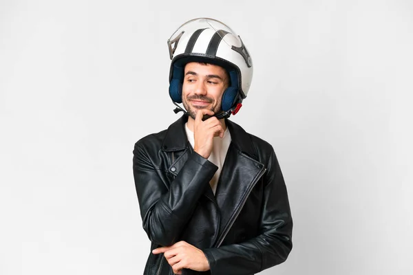 Молодой Кавказский Мужчина Мотоциклетном Шлеме Изолированном Белом Фоне Смотрит Сторону — стоковое фото