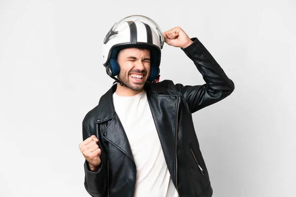 Молодой Кавказский Мужчина Мотоциклетном Шлеме Изолированном Белом Фоне Празднует Победу — стоковое фото