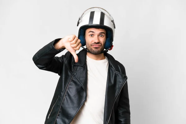 Молодой Кавказский Мужчина Мотоциклетном Шлеме Изолированном Белом Фоне Показывает Палец — стоковое фото