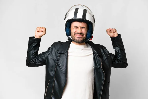 Молодой Кавказский Мужчина Мотоциклетном Шлеме Изолированном Белом Фоне Делает Сильный — стоковое фото