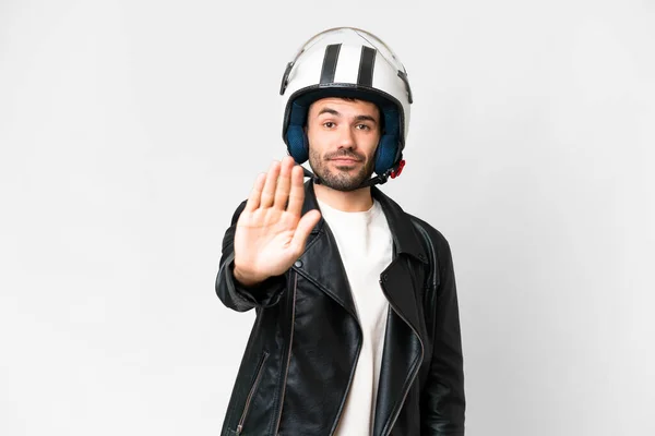 Молодой Кавказский Мужчина Мотоциклетном Шлеме Изолированном Белом Фоне Делает Стоп — стоковое фото