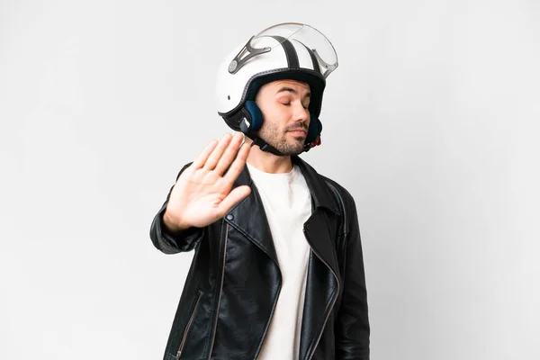 Молодой Кавказский Мужчина Мотоциклетном Шлеме Изолированном Белом Фоне Делает Остановку — стоковое фото