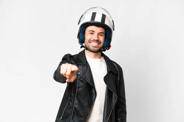 Молодой Кавказский Мужчина Мотоциклетном Шлеме Изолированном Белом Фоне Указывает Вперед — стоковое фото