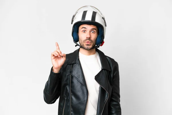 Молодой Кавказский Мужчина Мотоциклетном Шлеме Изолированном Белом Фоне Намеревается Реализовать — стоковое фото