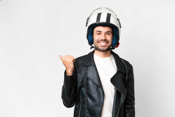 Молодой Кавказский Мужчина Мотоциклетном Шлеме Изолированном Белом Фоне Указывает Сторону — стоковое фото