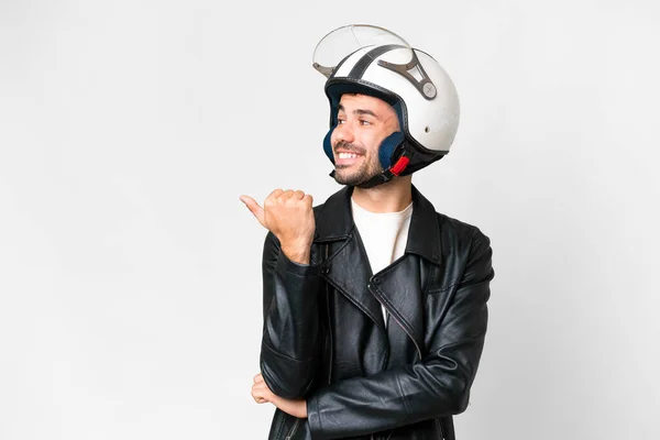 Молодий Білий Чоловік Мотоциклетним Шоломом Над Ізольованим Білим Тлом Вказує — стокове фото