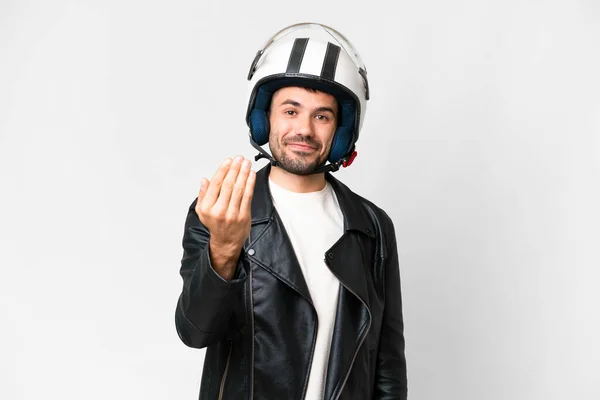 Молодой Кавказский Мужчина Мотоциклетном Шлеме Изолированном Белом Фоне Приглашает Прийти — стоковое фото