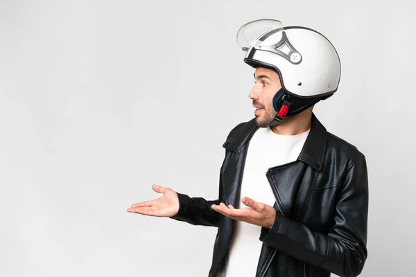 Молодой Кавказский Мужчина Мотоциклетном Шлеме Изолированном Белом Фоне Неожиданным Выражением — стоковое фото