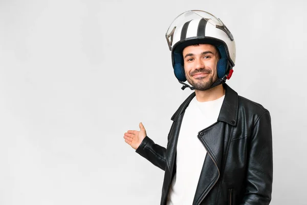 Молодой Кавказский Мужчина Мотоциклетном Шлеме Изолированном Белом Фоне Протягивает Руки — стоковое фото