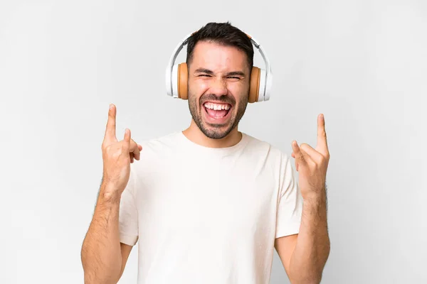 Jonge Knappe Blanke Man Geïsoleerde Witte Achtergrond Luisteren Muziek Maken — Stockfoto