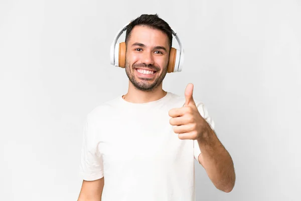 Jonge Knappe Blanke Man Geïsoleerde Witte Achtergrond Luisteren Muziek Met — Stockfoto