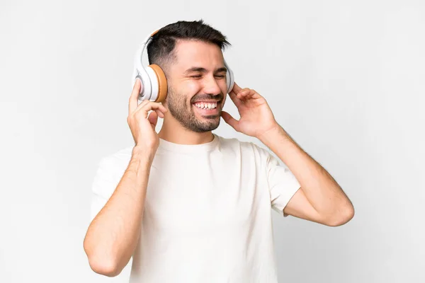 Νεαρός Όμορφος Καυκάσιος Πάνω Από Απομονωμένο Λευκό Φόντο Ακούγοντας Μουσική — Φωτογραφία Αρχείου