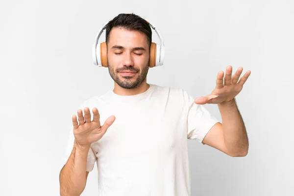 Joven Guapo Caucásico Hombre Sobre Aislado Blanco Fondo Escuchando Música — Foto de Stock