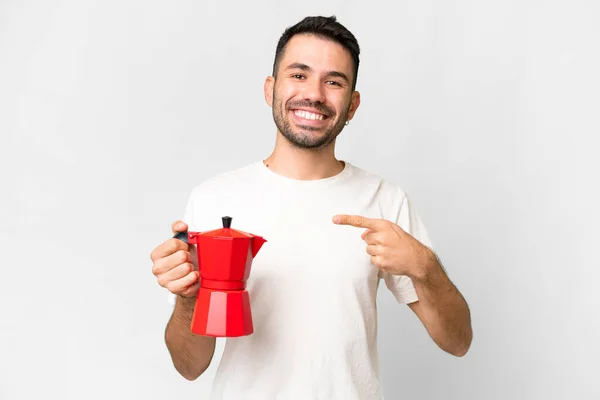Ung Kaukasisk Man Som Håller Kaffekanna Över Isolerad Vit Bakgrund — Stockfoto