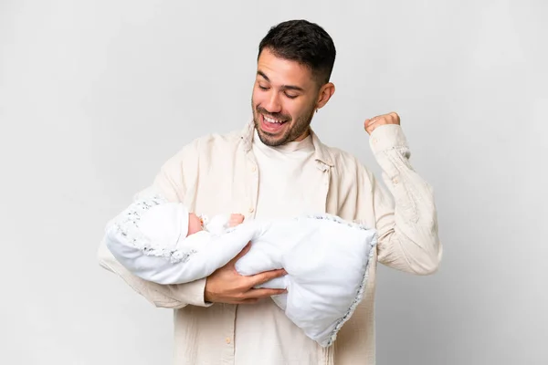 Jovem Pai Caucasiano Com Seu Bebê Recém Nascido Sobre Fundo — Fotografia de Stock