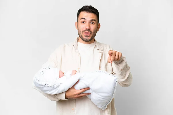 Joven Padre Caucásico Con Bebé Recién Nacido Sobre Fondo Aislado —  Fotos de Stock