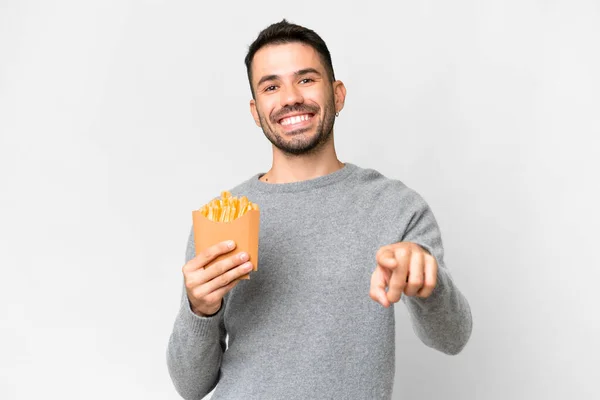 Jonge Blanke Man Met Gebakken Chips Geïsoleerde Witte Achtergrond Wijzen — Stockfoto