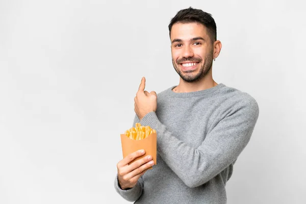 Jonge Blanke Man Met Gebakken Chips Geïsoleerde Witte Achtergrond Wijzend — Stockfoto