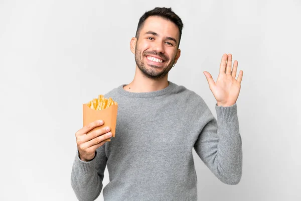 Jonge Blanke Man Met Gebakken Chips Geïsoleerde Witte Achtergrond Salueren — Stockfoto