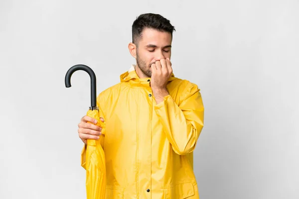 Junger Kaukasischer Mann Mit Regendichtem Mantel Und Regenschirm Über Isoliertem — Stockfoto