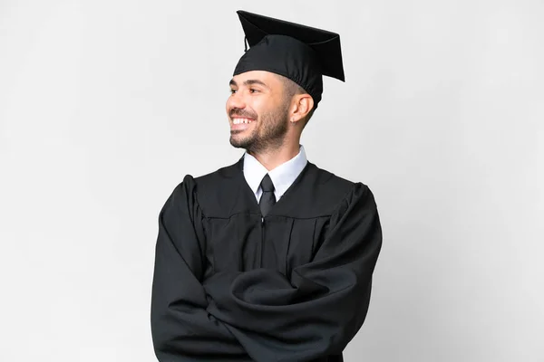 Jonge Universiteit Afgestudeerde Man Geïsoleerde Witte Achtergrond Gelukkig Glimlachend — Stockfoto