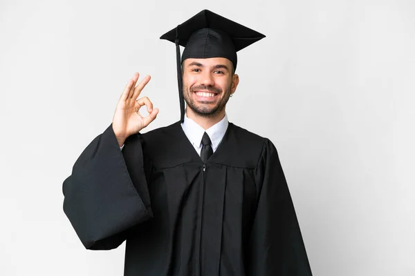 Młody Absolwent Uniwersytetu Człowiek Odizolowanym Białym Tle Pokazuje Znak Palcami — Zdjęcie stockowe