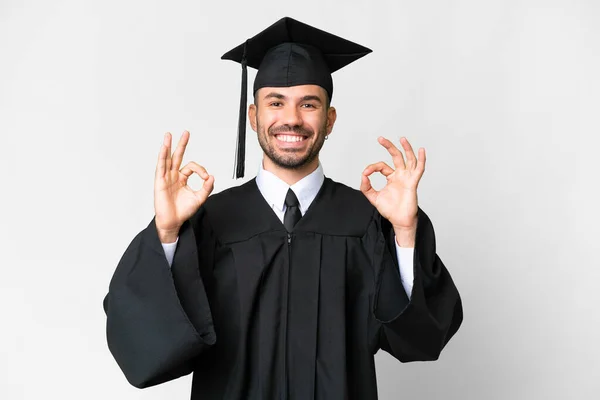 Mladá Univerzita Absolvent Muž Přes Izolované Bílé Pozadí Ukazující Znamení — Stock fotografie