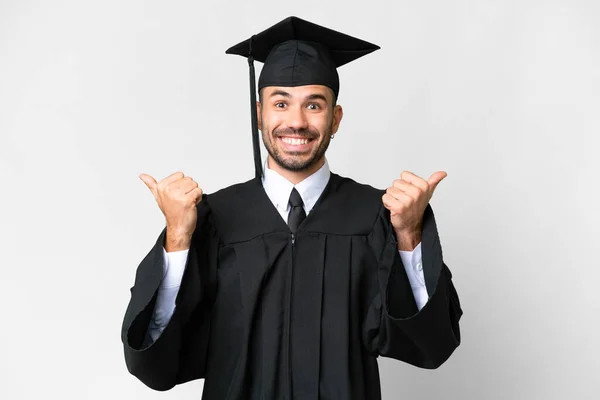 Νεαρός Απόφοιτος Πανεπιστημίου Άνθρωπος Πάνω Από Απομονωμένο Λευκό Φόντο Αντίχειρες — Φωτογραφία Αρχείου