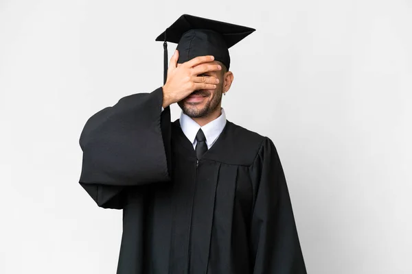 Mladá Univerzita Absolvent Muž Přes Izolované Bílé Pozadí Zakrývající Oči — Stock fotografie