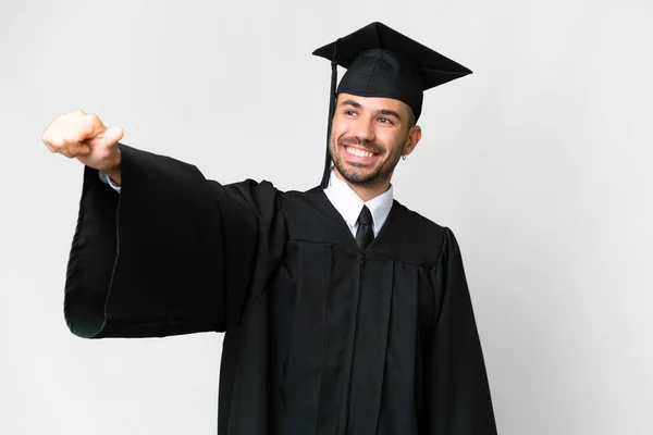 年轻的大学毕业生放弃了孤立的白人背景 伸出了一个大拇指 — 图库照片