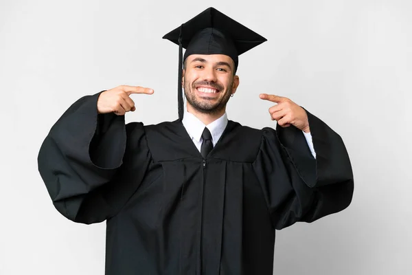 Νεαρός Απόφοιτος Πανεπιστημίου Άνθρωπος Πάνω Από Απομονωμένο Λευκό Φόντο Υπερήφανος — Φωτογραφία Αρχείου