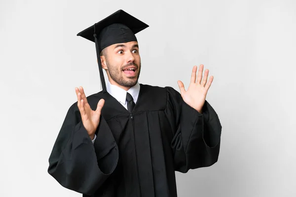 Fiatal Egyetemi Diplomás Férfi Elszigetelt Fehér Háttér Meglepetés Arckifejezés — Stock Fotó