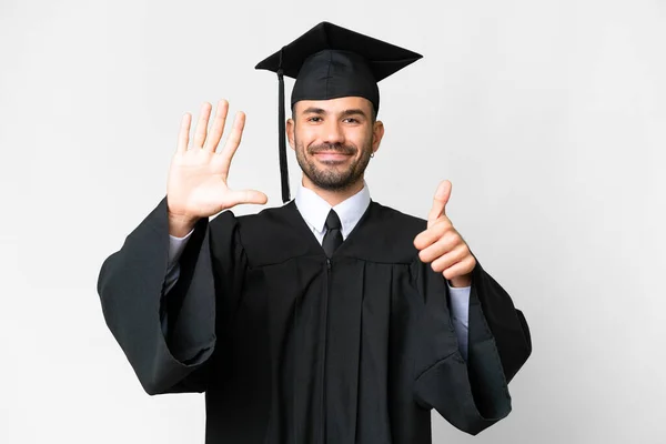 Jovem Universitário Graduado Homem Sobre Isolado Branco Fundo Contando Seis — Fotografia de Stock