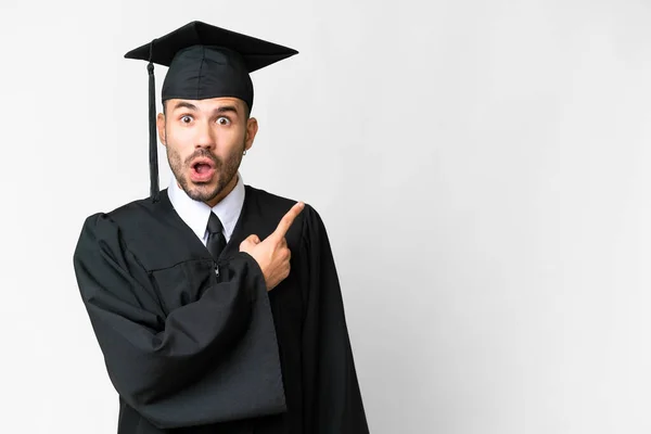 Νεαρός Απόφοιτος Πανεπιστημίου Άνθρωπος Πάνω Από Απομονωμένο Λευκό Φόντο Έκπληκτος — Φωτογραφία Αρχείου