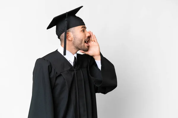 Νεαρός Απόφοιτος Πανεπιστημίου Πάνω Από Απομονωμένο Λευκό Φόντο Φωνάζοντας Στόμα — Φωτογραφία Αρχείου