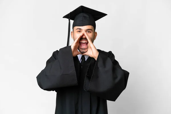 Mladá Univerzita Absolvent Muž Přes Izolované Bílé Pozadí Křičí Ohlašuje — Stock fotografie