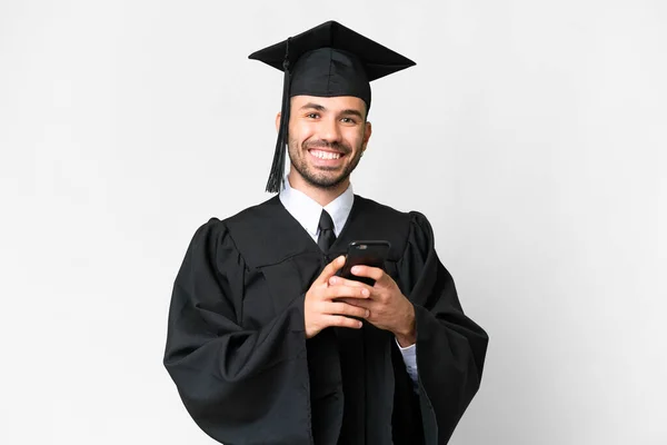 Genç Üniversite Mezunu Izole Edilmiş Beyaz Arka Planda Cep Telefonuyla — Stok fotoğraf