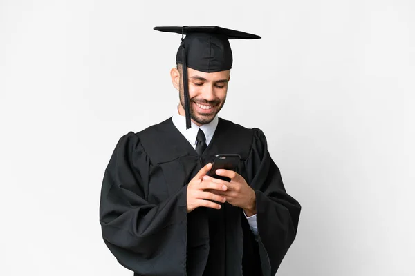Genç Üniversite Mezunu Izole Edilmiş Beyaz Arka Planda Cep Telefonuyla — Stok fotoğraf