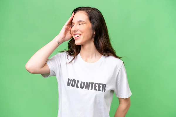 Joven Voluntaria Mujer Caucásica Sobre Fondo Aislado Sonriendo Mucho — Foto de Stock