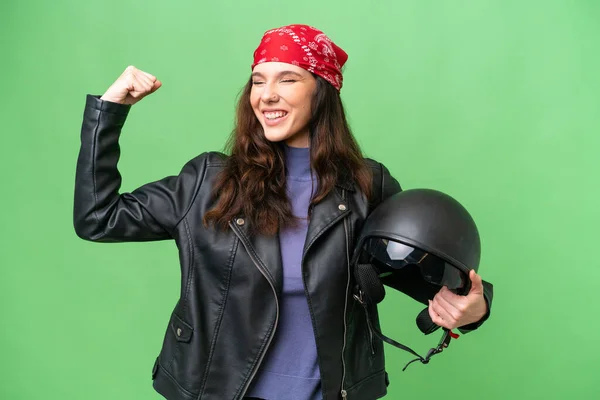 若いですCaucasian女性とともにオートバイヘルメット上の隔離された背景行います強いジェスチャー — ストック写真