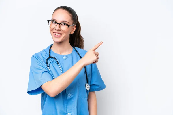 若い白人外科医の医師の女性は 側に指を指して白い背景に隔離 — ストック写真
