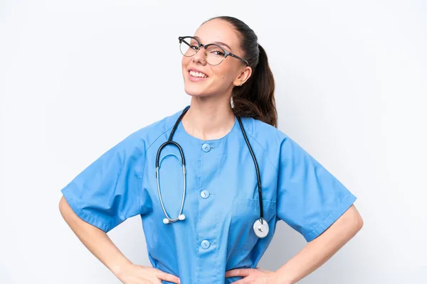 若いですCaucasian外科医女性隔離上の白い背景Posing上の腕でヒップと笑顔 — ストック写真