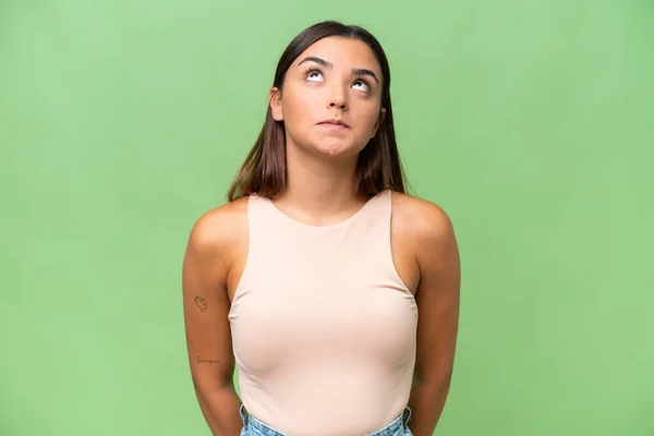Jonge Blanke Vrouw Geïsoleerd Groene Chroma Achtergrond Zoek Omhoog — Stockfoto