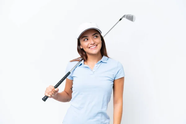 Mladá Běloška Žena Hraje Golf Izolované Bílém Pozadí Hledá Stranu — Stock fotografie