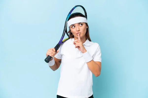 Joven Jugadora Tenis Aislada Sobre Fondo Azul Teniendo Dudas Mientras — Foto de Stock